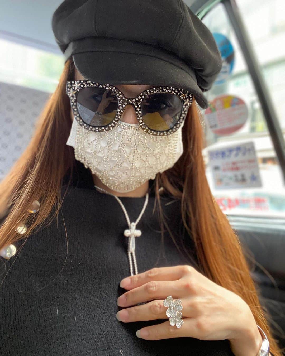 麻美さんのインスタグラム写真 - (麻美Instagram)「変なオバさん🤣✌️ ． あっちもこっちもキラキラ🤩 ． オーダーしてた jewelryが気に入りすぎて満足 ． #キラキラコーデ #変なオバさんです」10月6日 9時56分 - mami0s