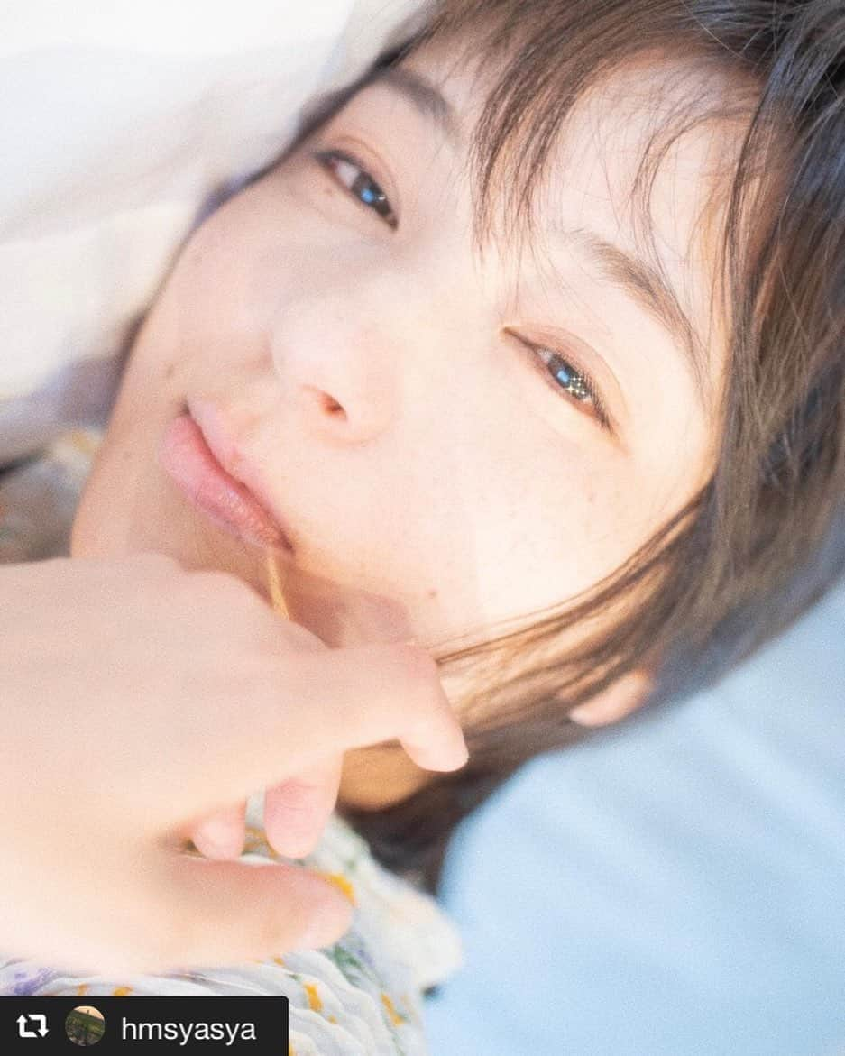 しじみさんのインスタグラム写真 - (しじみInstagram)「#repost @hmsyasya via @PhotoAroundApp  #hibi_jp #sharing_warm_time #_heyadori #vipphotomagazine   #portrait #lovers_nippon_portrait #good_portraits_world #femaleportrait  #儚くて何処か愛おしい様な #jp_mood_  #hueart_4sb #indies_gram #reco_ig #ファインダー越しの私の世界 #jp_portrait部 #indy_photolife #hueart_life #instagramjapan #何気ない瞬間を残したい #oldlens_tokyo #ourmag #dreamermagazine #screen_archive #as_archive #なんでもないただの道が好き #今日もx日和 #tokyocameraclub」10月6日 9時57分 - amcche