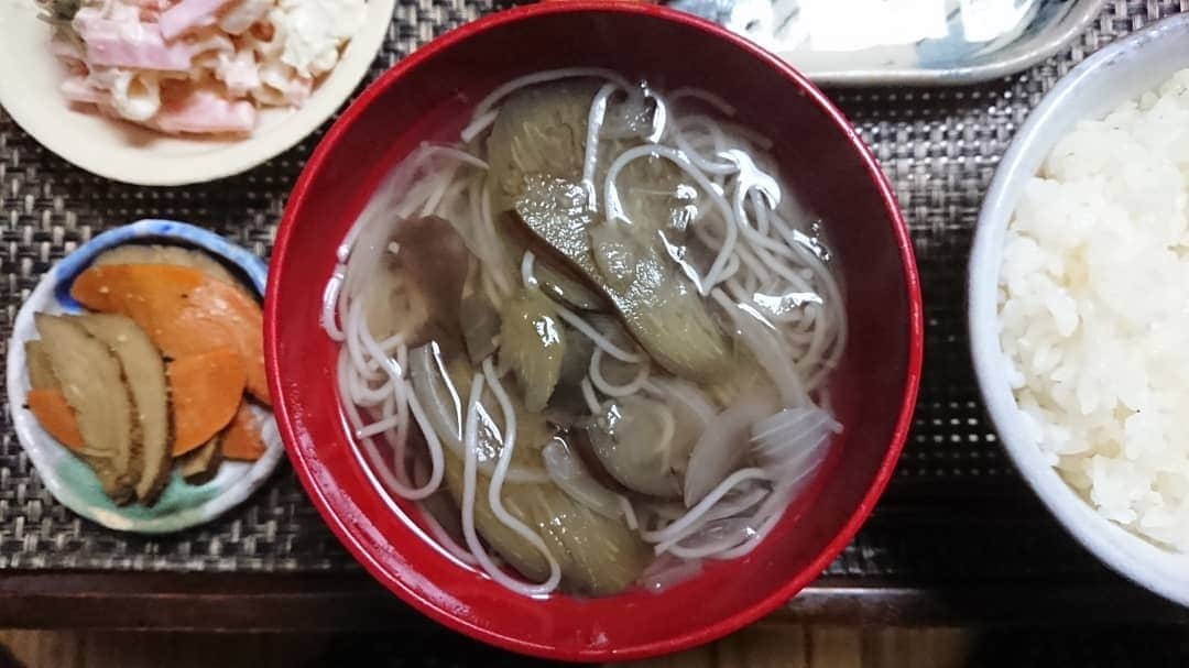 ハンディやしきさんのインスタグラム写真 - (ハンディやしきInstagram)「10月6日やしきサン家の朝ごはん🍚最強のたまごかけご飯！YouTubeチャンネル「やしき食堂」https://youtu.be/JShLug_JoV8チャンネル登録ヨロシクお願いします。 #朝ごはん #定番メニュー #朝食 #たまごかけごはん #tkg  #最強 #うまっ  #野菜 #あさごはん  #家庭菜園 #畑  #サラダ #焼き魚  #和食 #平飼い卵  #絶品グルメ」10月6日 9時57分 - handyyashiki