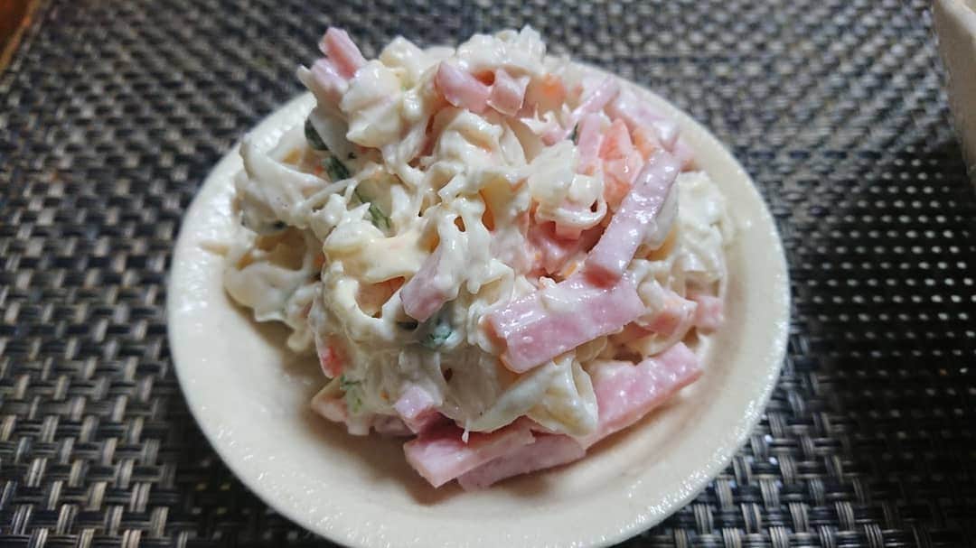 ハンディやしきさんのインスタグラム写真 - (ハンディやしきInstagram)「10月6日やしきサン家の朝ごはん🍚最強のたまごかけご飯！YouTubeチャンネル「やしき食堂」https://youtu.be/JShLug_JoV8チャンネル登録ヨロシクお願いします。 #朝ごはん #定番メニュー #朝食 #たまごかけごはん #tkg  #最強 #うまっ  #野菜 #あさごはん  #家庭菜園 #畑  #サラダ #焼き魚  #和食 #平飼い卵  #絶品グルメ」10月6日 9時57分 - handyyashiki
