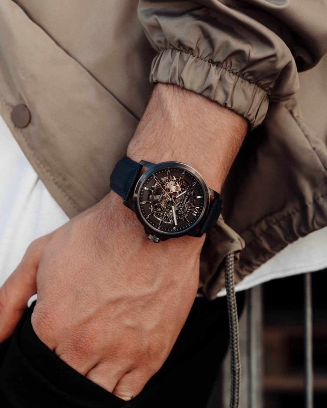 ケネスコールのインスタグラム：「Hoping for better times...our fall watch collection is available now. #FaceTheFuture #WatchOutForEachOther #WearInThisTogether  When you shop at KennethCole.com, we donate to THE MENTAL HEALTH COALITION –a life-changing movement working to destigmatize all mental health conditions by unifying our partners’ efforts, including those focused on the emotional well-being of Black communities. Info link in bio.」