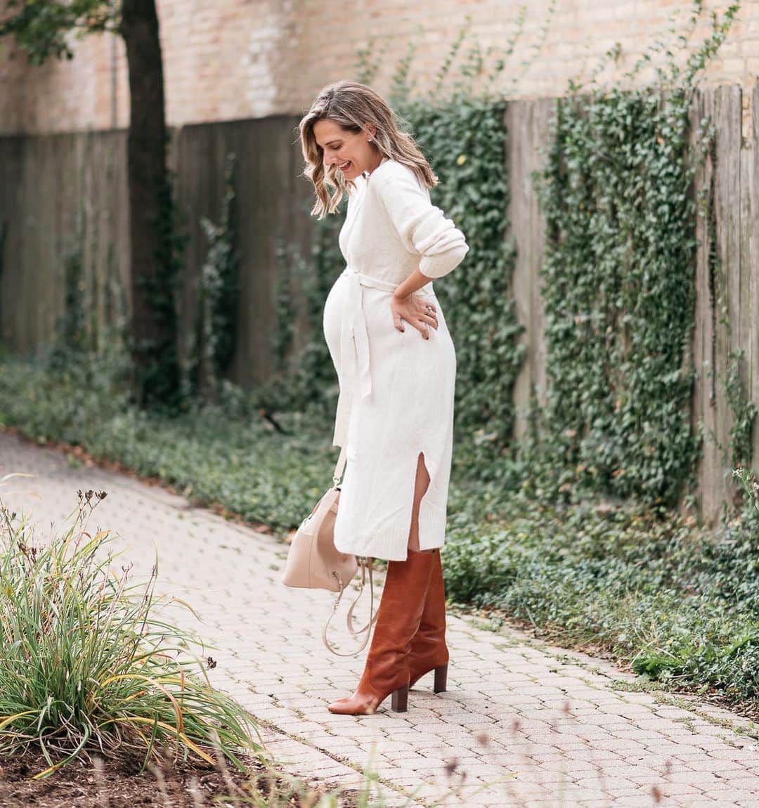 Anna Jane Wisniewskiのインスタグラム：「“Hehe....I, uh, can’t see my feet.”   http://liketk.it/2Y4ZB #liketkit @liketoknow.it #36weeks #maternitystyle #sweaterdress  📸 @ironandhoney」