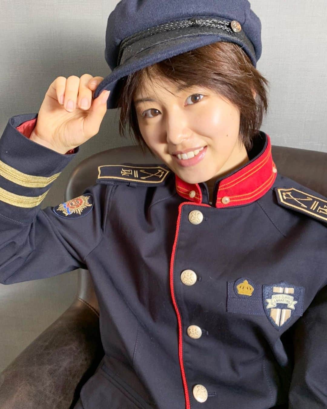 竹内愛紗のインスタグラム：「. 2021のカレンダー発売日が変更になりました💦 11月7日になりました✨ 皆さん、お楽しみに👀💛 . 2枚目の写真はじゅうたんが綺麗だな~と見ている写真です❤💙💚 . . #カレンダー#2021年#1107#オフショット」