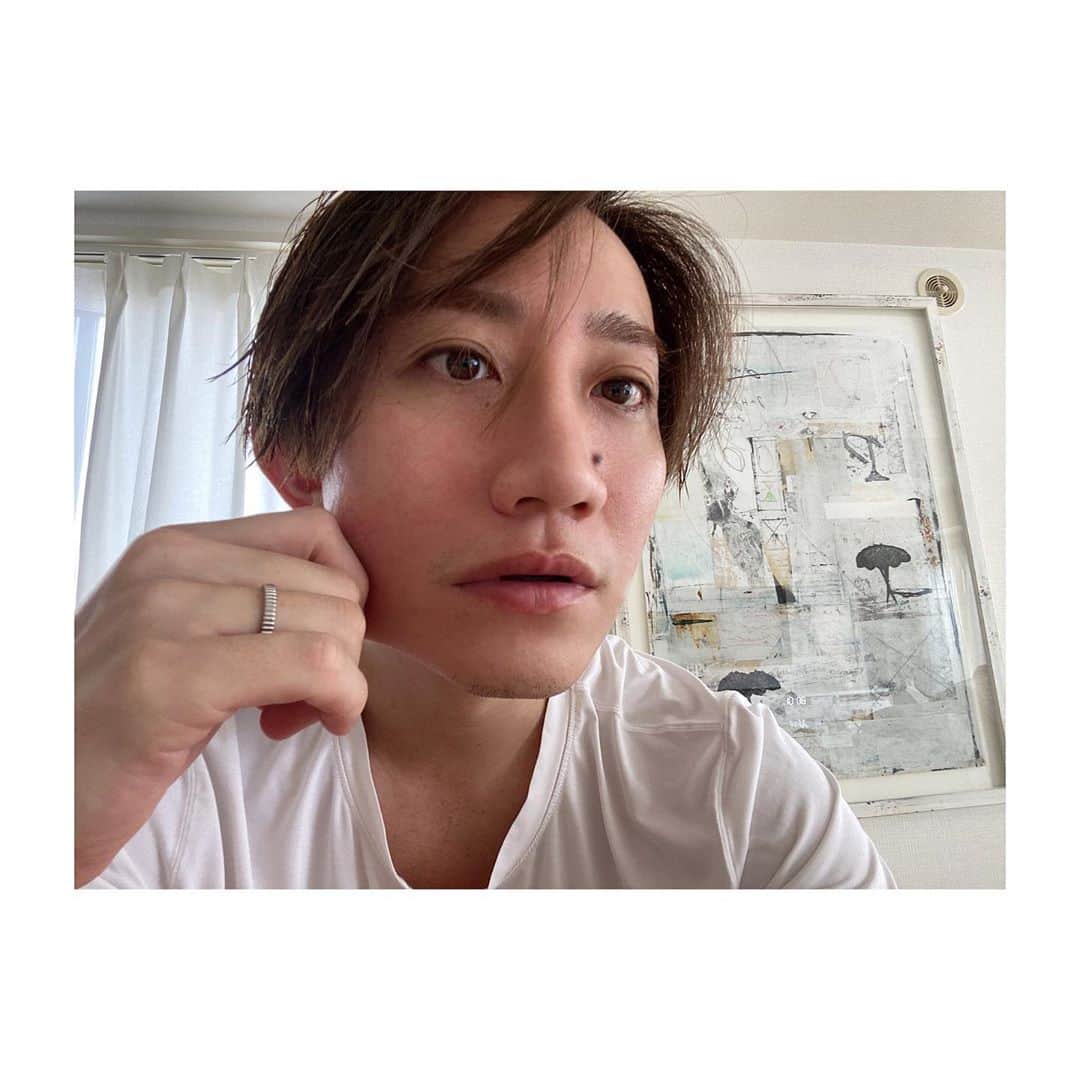 前原穂高のインスタグラム：「マスクで肌荒れが大変です😍 友達のとこから頂いたスキンケアを試してみます🙌✨️ おじさんでもちゃんとしなきゃね〜 ㅤㅤㅤ @juice_skincare  #JUICE  #skincare  #skincareproducts  #camellia  #tsubakioil #UnitedArrows」
