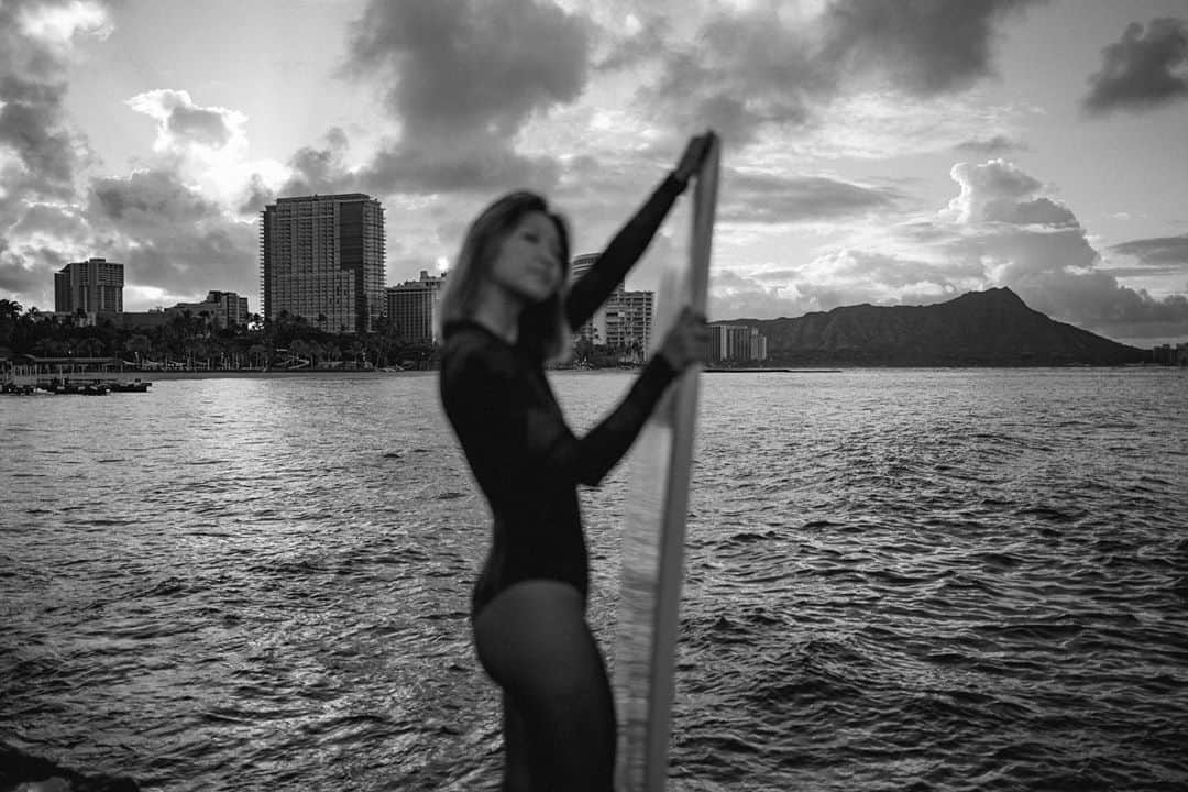エビアン・クーのインスタグラム：「6am down patrol🏄‍♀️ with @yesryan  早寝早起き, ヘルシーなコロナ生活笑 いいけど日本行きたいー 新作の @shop_ila_swim も出るよ💕 また詳しくストーリズにて。」