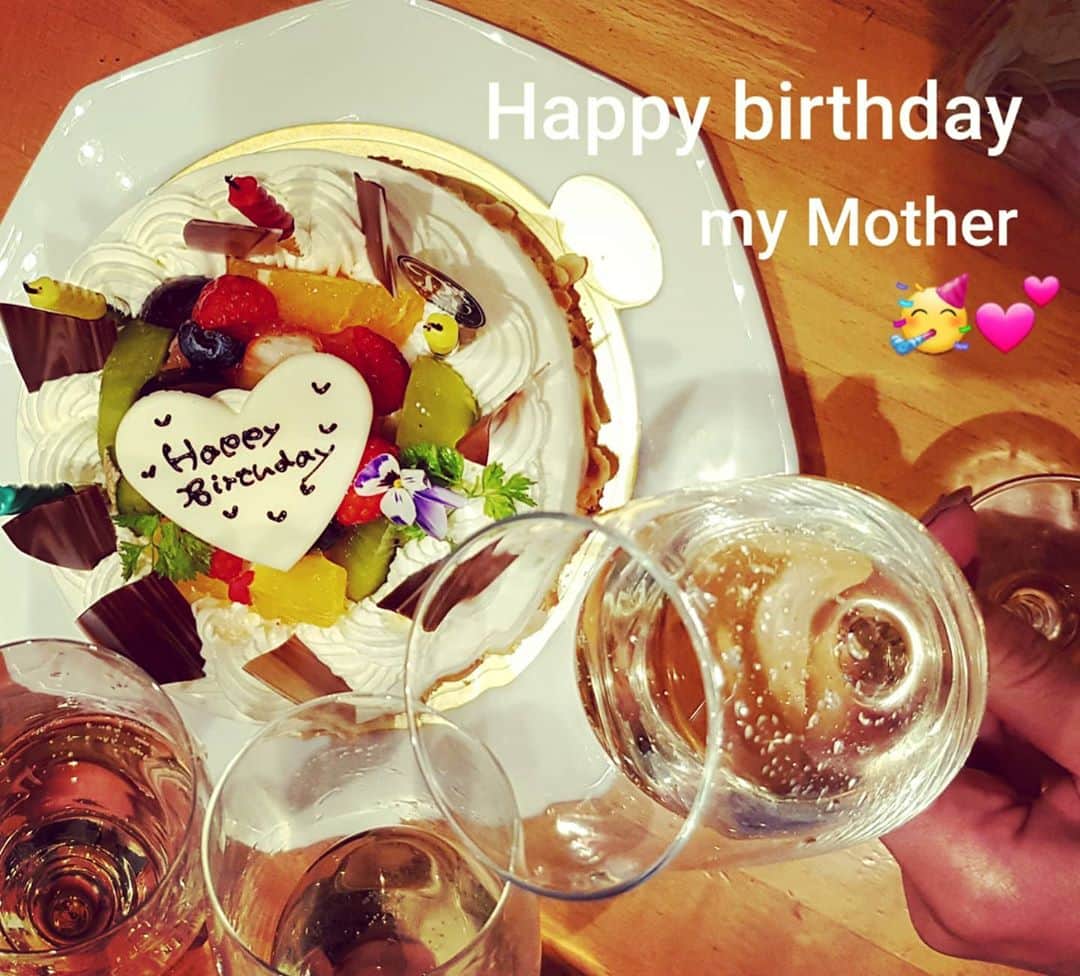 平井絵巳のインスタグラム：「Happy birthday my Mother💕 母の誕生日を家族で久しぶりにお祝い出来ました💕🎂🎉 #anniversaire#mamaman#petitfête#alamaison #♥#」