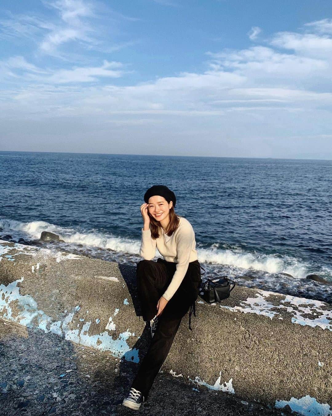 猪鼻ちひろのインスタグラム：「🌊🖤👩🏻‍🎨 #眩しくて目が開かない  久々にベレー帽！ Vネックのカシミヤニットの下に コットンのTシャツ忍ばせるの好き。 新しい  @litral_official のパンツは紐をギューっと結んで リボン結び出来るのが可愛いし、調整できてよし◎ 足長効果もある気がするぞ。。。？ わたしには少し長いので、 多分、少し自分で裾上げします。 (毎度お直し情報を入れてしまう笑) 冬っぽい素材のボトムスいいよねぇ〜〜〜 #ちひろのお洋服 #ベレー帽 #黒パンツ #黒パンツコーデ #LITRAL #リトラル #intheknowgl #150cmコーデ」