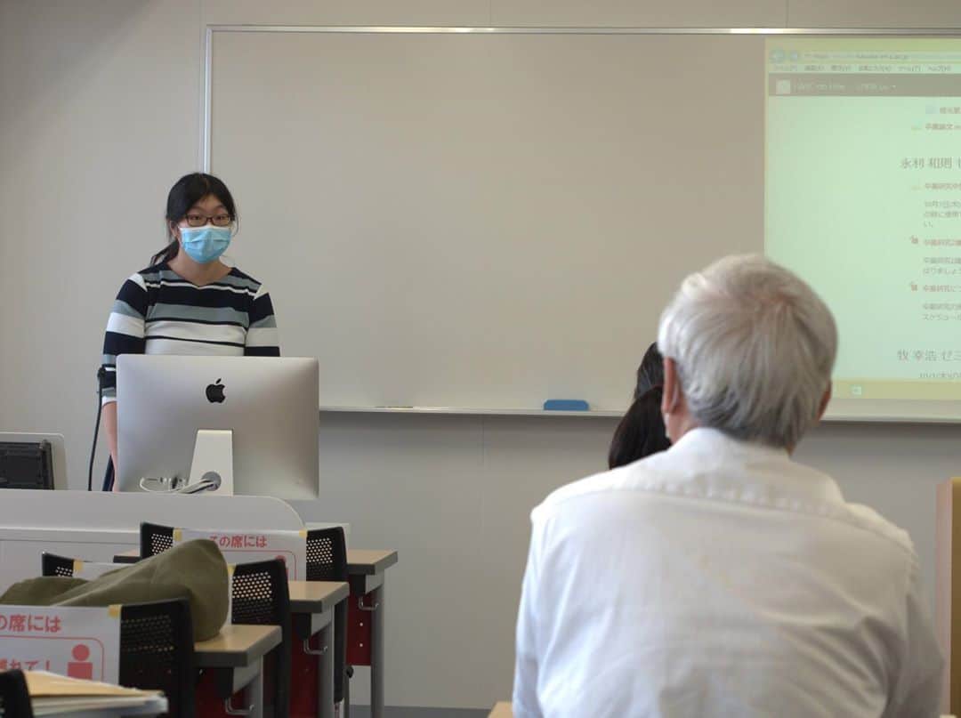 福岡女子短期大学さんのインスタグラム写真 - (福岡女子短期大学Instagram)「文化教養学科 2年永利ゼミでは『#卒業研究』の中間報告会が開催されました☘️2年生は今年の夏に #図書館実習 を終え「#司書」の現場を経験してきました🎀図書館実習で学んだことを『卒業研究』でも活かして欲しいですね☝️ . =======[ お知らせ ]======= 福岡女子短期大学の資料（2021大学案内📕）を無料送付中です。プロフィールのリンクからお気軽に申し込みください🌟 ======================= 子ども学科/健康栄養学科 音楽科/文化教養学科 . 福岡女子短期大学 住所：‪‪‪‪太宰府市五条四丁目16番‬1号‬‬‬ tel：‪‪‪092-922-4034‬‬‬（代表） ． #福岡女子短期大学　#太宰府の短大　#福女短 #大学生　#学校 #福岡女子短期大学文化教養学科 #文化教養学科　#福岡の女子短期大学 #司書採用者全国トップクラス」10月6日 10時24分 - fukuoka_wjc