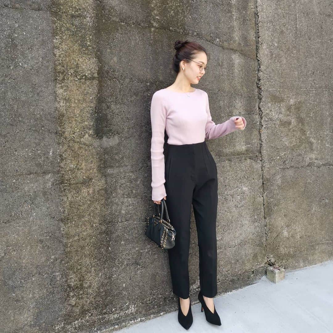 ayaka8880のインスタグラム：「. . リモート取材があるので、ピンクを着てみました💫 . 画面上の自分、不健康な顔でびっくりすること多いからカラーでなんとか。 . 第一印象、良くなるといいな〜 . . その前に滑舌どうにかしなきゃ🤧 . .」