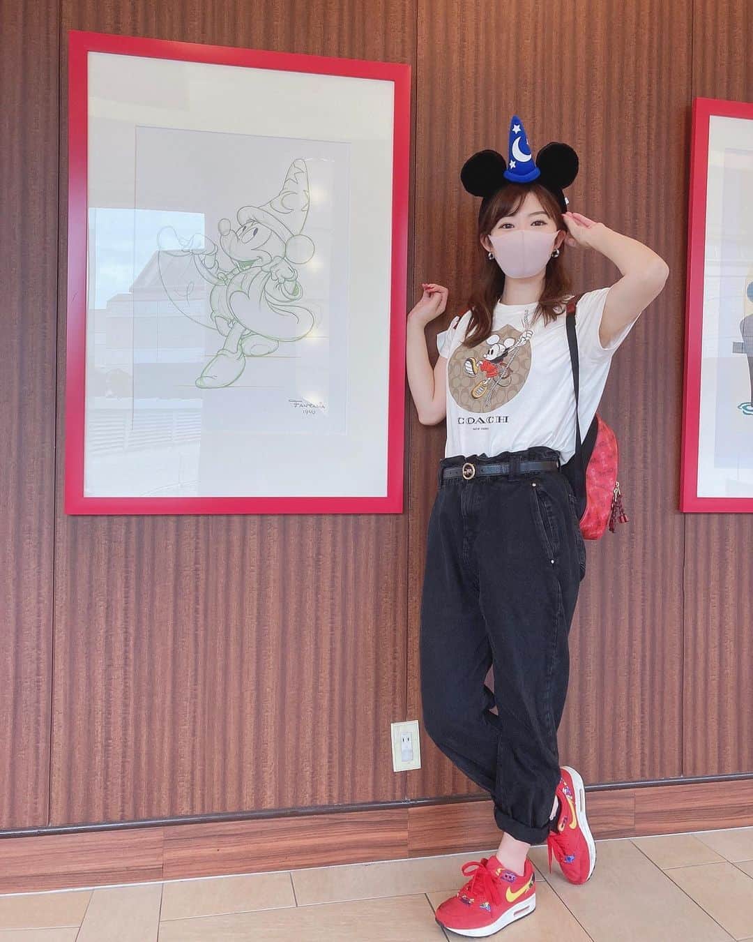 のインスタグラム：「. 弟子くん。 アート売ってるマダムと 仲良くなった 笑 Tシャツめちゃめちゃ ほめてくれた☺️笑 姉は空手、 私のはスポーツクライミング のオリンピック 新競技ミッキーなんです😂 COACHはディズニーコラボ 始めてから すごく買うように なりました☺️ 姉妹インスタグラマー になるために ダイエット頑張ろうな！爆笑」
