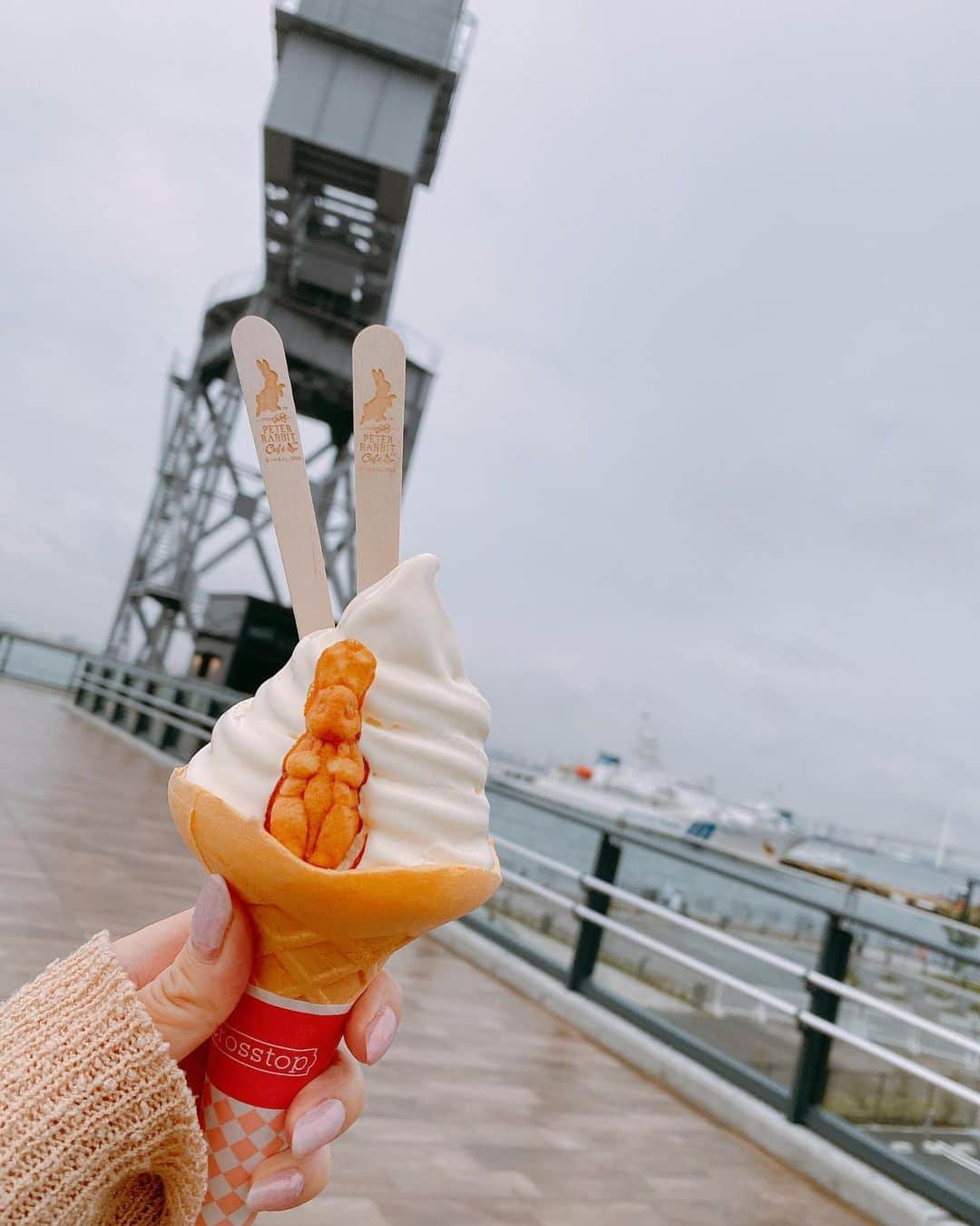 野田彩加さんのインスタグラム写真 - (野田彩加Instagram)「寒くてもソフトクリーム🍦らぶ💕 スプーンも🐰の耳みたくて可愛いー😍  #ソフトクリーム　#🍦 #ピーターラビットカフェ」10月6日 10時36分 - aya.205
