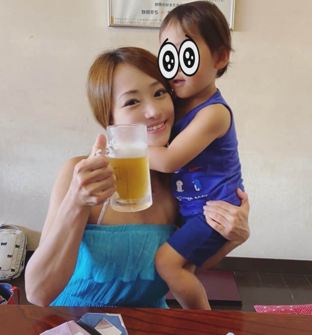 葵ゆりかさんのインスタグラム写真 - (葵ゆりかInstagram)「何しててもすぐ母を踏み台にして上によじ登ってくる息子と よじ登られても気にせず飲み続ける母🍺✨  #2歳男子　#夏の思い出　#ビール　#🍺　#甘えん坊　#親子　#mama #男の子ママ」10月6日 10時30分 - yuriyuricchi