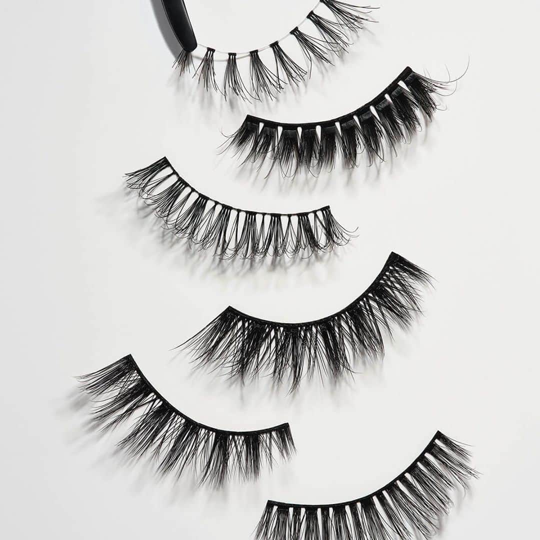 M∙A∙C Cosmetics Japanのインスタグラム：「【本日公式オンライン先行発売】 新しいシルエットのつけまつ毛が登場✨ デイリー使いしやすいナチュラルなものから、ドラマティックなルックまで叶えるラッシュが勢ぞろい！ #MACアイラッシュ #MACTrueOrFalseLashes   *10月9日(金) 全国発売 *10月6日(火) 午前10時 公式オンラインショップにて発売予定。システムの影響により、発売が多少前後する可能性がございます。何卒ご了承ください。 ㅤ ㅤ #MACCosmeticsJapan #MACCosmetics #MAC #MACコスメ #マックコスメ #コスメ#コスメ紹介#コスメ好き#コスメレポ #化粧品 #デパコス #コスメ部 #コスメマニア #メイク好き#メイク道具#美容大好き#美容好き#メイクプロセス#トレンドメイク#秋メイク#メイクテク#アイラッシュ#つけまつげ#アイメイク#ハロウィンメイク」