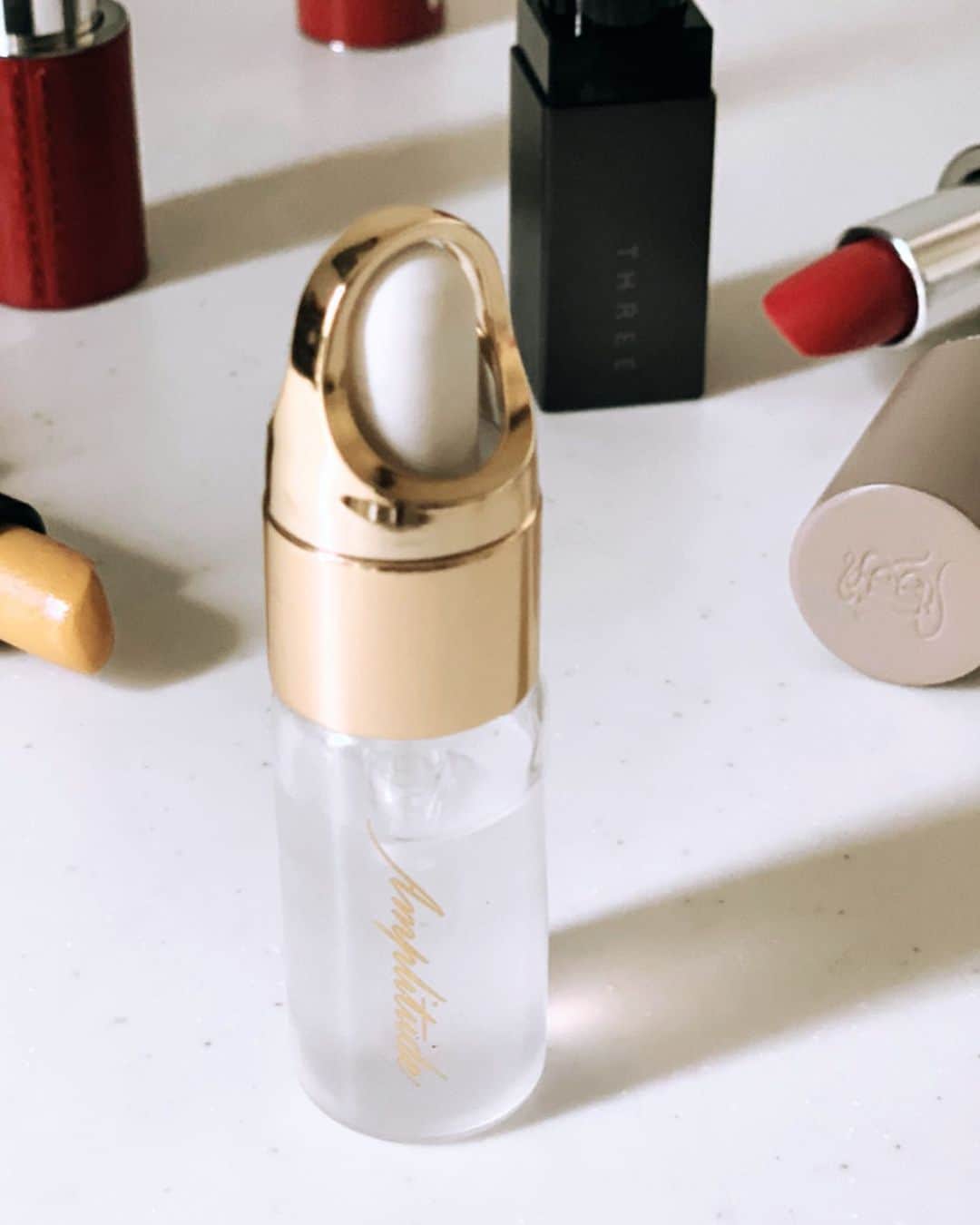 二ノ宮和佳子のインスタグラム：「Lip Coat @amplitudebeauty  リップがとれない優れモノ  マスクをする事が日常的になっていますが、マスクの中もリップは塗りたい 外した時の顔色の悪さったら、恐怖しかないからw  #lipcoat #amplitude」
