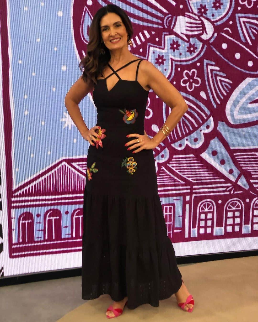 のインスタグラム：「Hj começamos a semana com novo horário: de 10:15 a 11:45. E com uma entrevista super importante com a jornalista @appaaraujo sobre a estreia dela como escritora. Ana Paula fez um trabalho profundo de investigação do abuso sexual no Brasil. Ouviu muitas vítimas, mas também famílias, autoridades e até abusadores. É de tirar o fôlego. Vale a leitura. #abuso #encontrocomfatima」