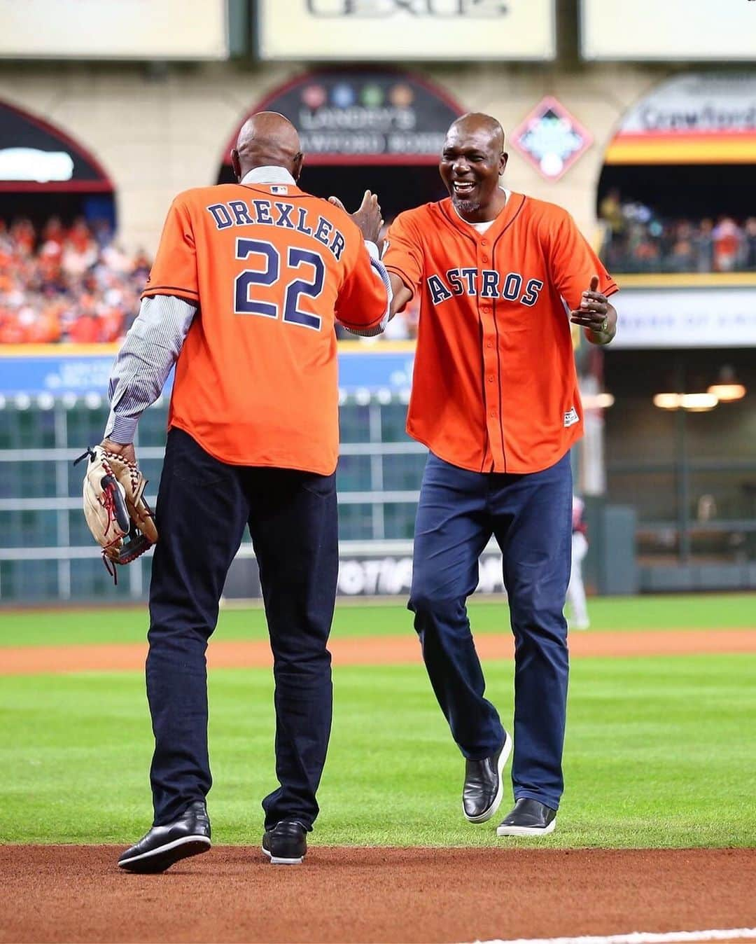 ヒューストン・ロケッツさんのインスタグラム写真 - (ヒューストン・ロケッツInstagram)「Good luck to @astrosbaseball today as they start the ALDS! #ForTheH」10月6日 1時40分 - houstonrockets