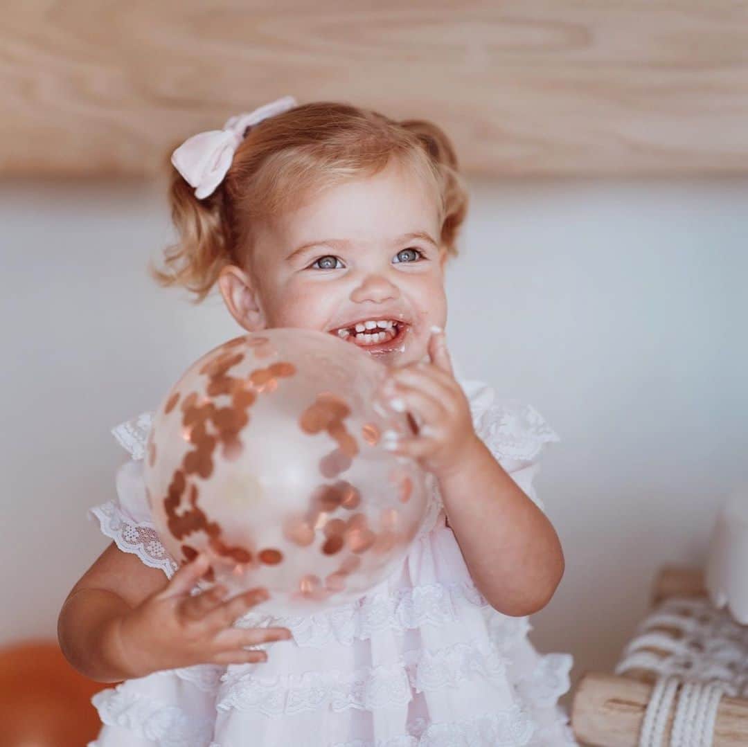 Cara Van Brocklinさんのインスタグラム写真 - (Cara Van BrocklinInstagram)「Baby girl is 2!!! I am having so many different emotions about this, but right now we are just going to party and celebrate our baby girl! She is truly my little angel. Her little personality right now is my favorite....she is sweet, spunky, cuddly, determined, dramatic, and the best little sidekick I could ever ask for! Life with you is the best Echo Loren! Happy Birthday baby girl! 💗 (and I’m dying because she’s wearing my dress from when I was little🥰)」10月6日 1時42分 - caraloren