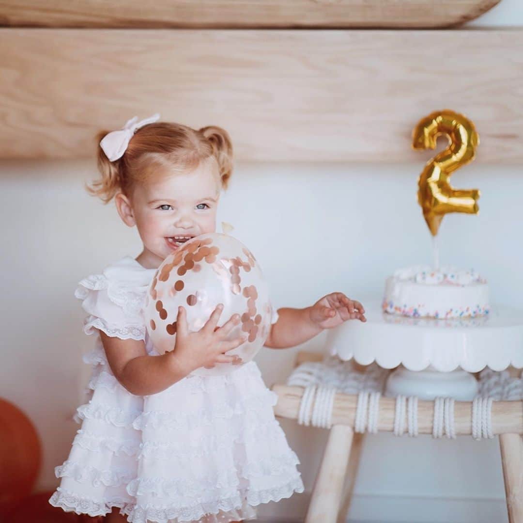 Cara Van Brocklinさんのインスタグラム写真 - (Cara Van BrocklinInstagram)「Baby girl is 2!!! I am having so many different emotions about this, but right now we are just going to party and celebrate our baby girl! She is truly my little angel. Her little personality right now is my favorite....she is sweet, spunky, cuddly, determined, dramatic, and the best little sidekick I could ever ask for! Life with you is the best Echo Loren! Happy Birthday baby girl! 💗 (and I’m dying because she’s wearing my dress from when I was little🥰)」10月6日 1時42分 - caraloren
