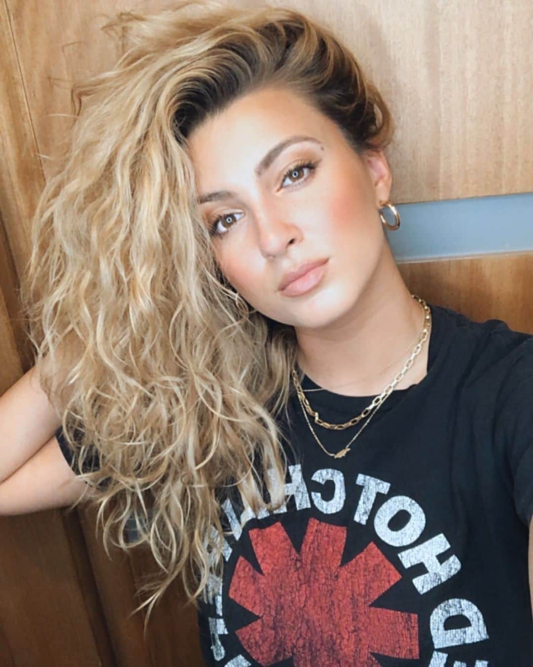 トーライ・ケリーのインスタグラム：「i hate keeping secrets from you guys soooo... announcement this week🙈」