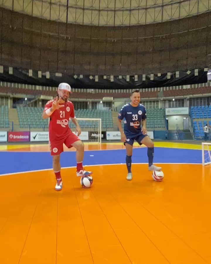 ショーン・ガルニエのインスタグラム：「🔥WIN A COOL PRICE🔥 Download @justfootballapp LINK IN THE 🅱️ℹ️🅾️  try my 2 challenges and win : @urbanball  @streetpowerfootball  🔹 FUN CHALLENGE WITH MY MAN @diegofreestyle   #seangarnier #seanfreestyle #urbanballer #challenges #giveaway」