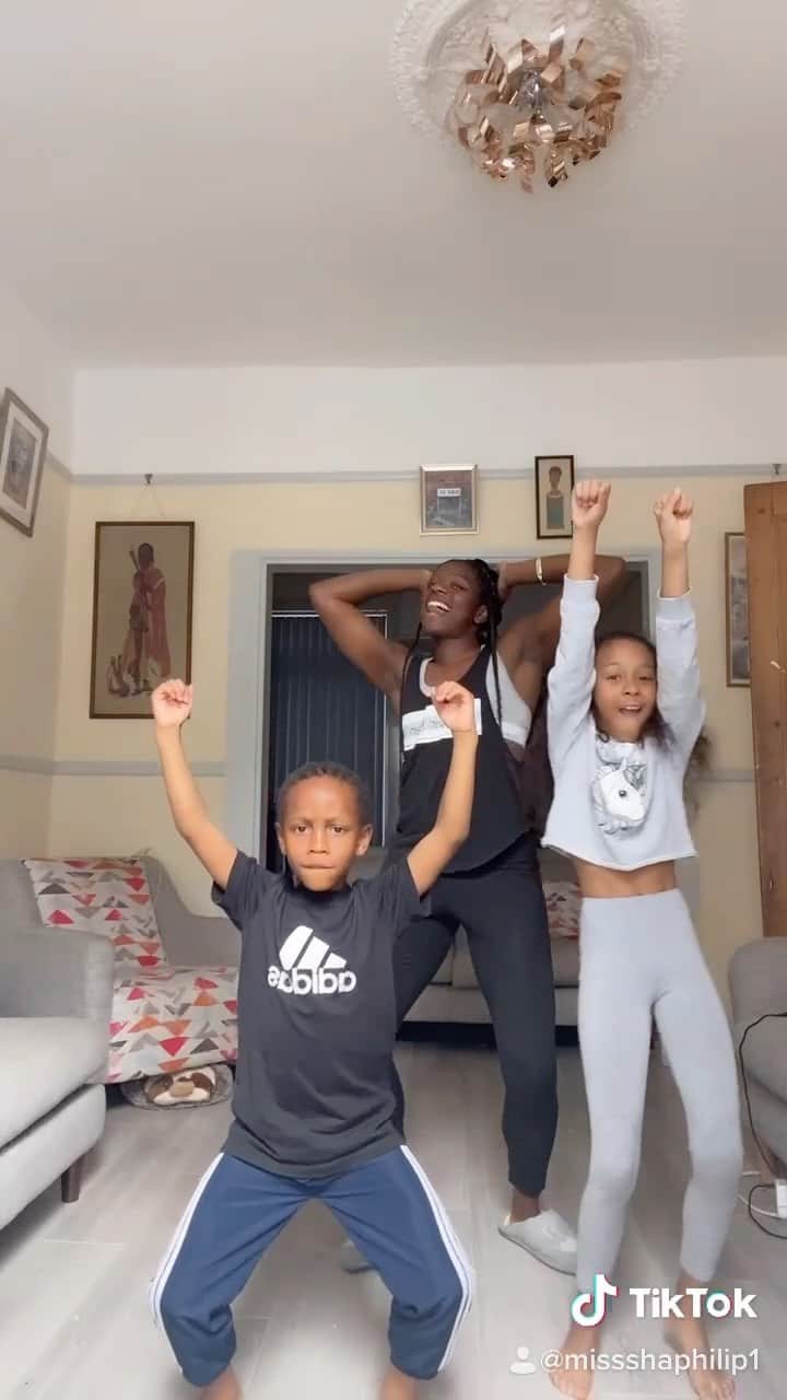 アシャ・フィリップのインスタグラム：「Back at it again with the best aunty award 🥇 🙌🏾🤣 #bestauntie #topn」