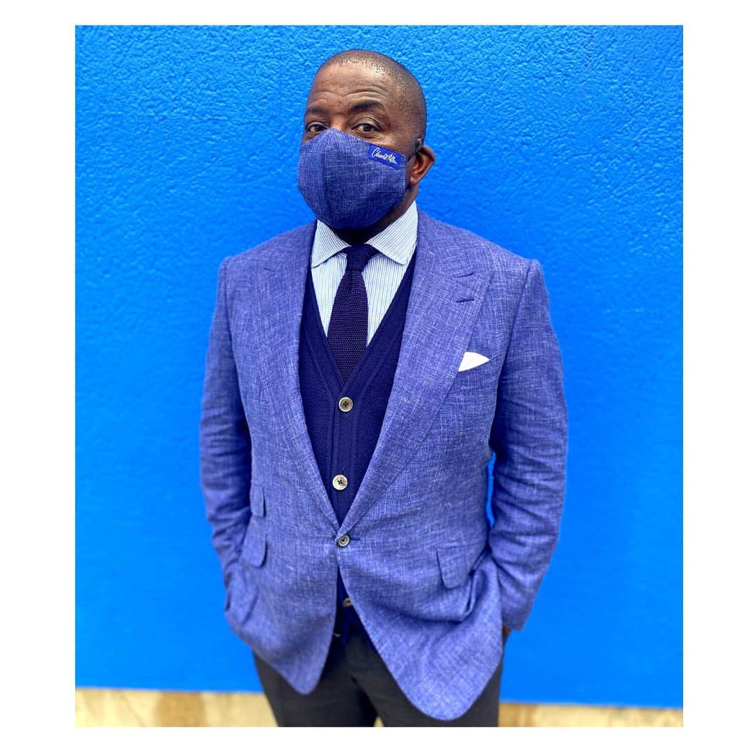 チャーリーアレンのインスタグラム：「Staying safe doesn’t mean, loosing out on style.   My new blazer made by @libertyclayton  Matching mask @sheilasanger1」