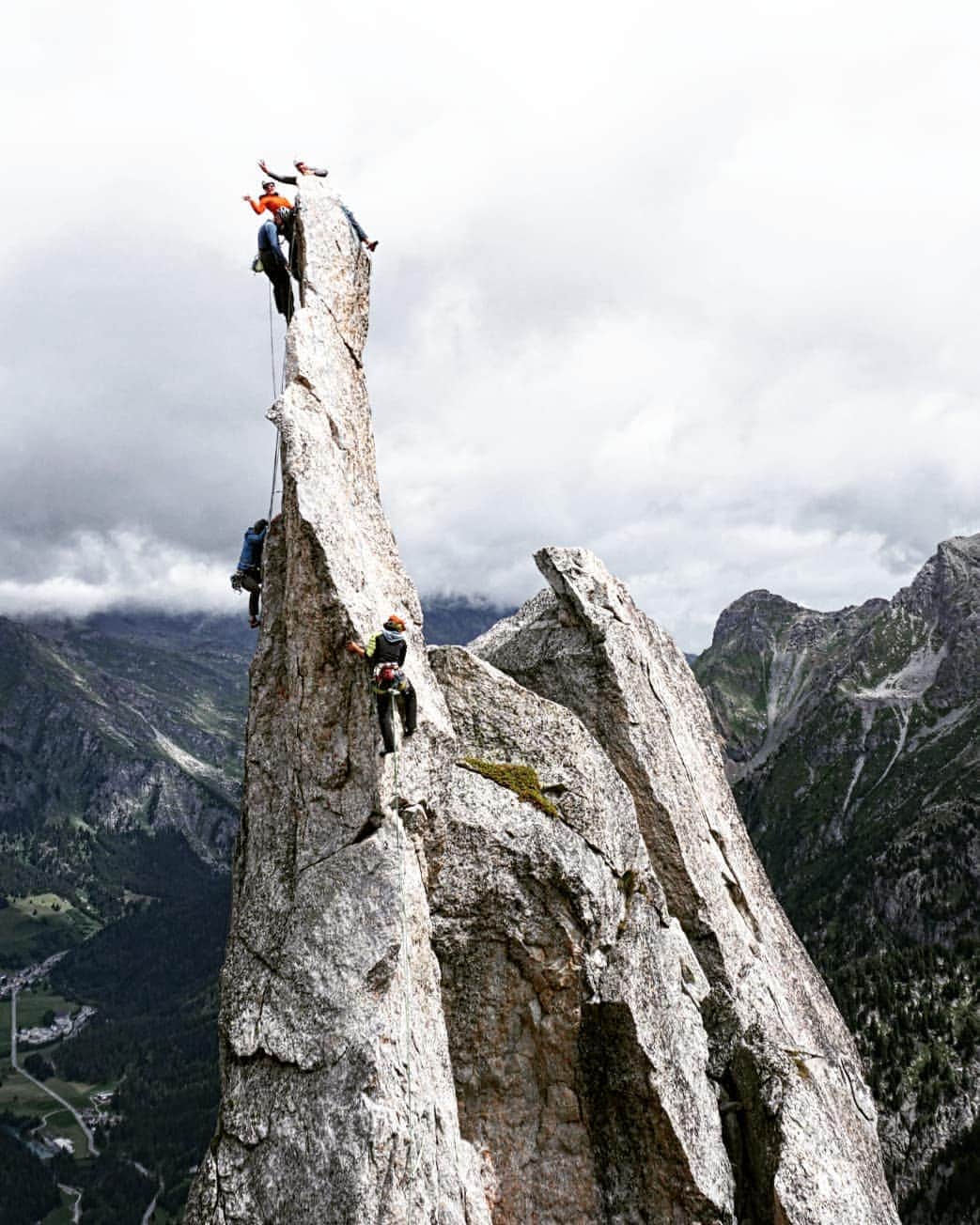 のインスタグラム：「@gfhmteam ladies having some fun in the Piz Bernina surrounding mountains  #MilletRiseUp」