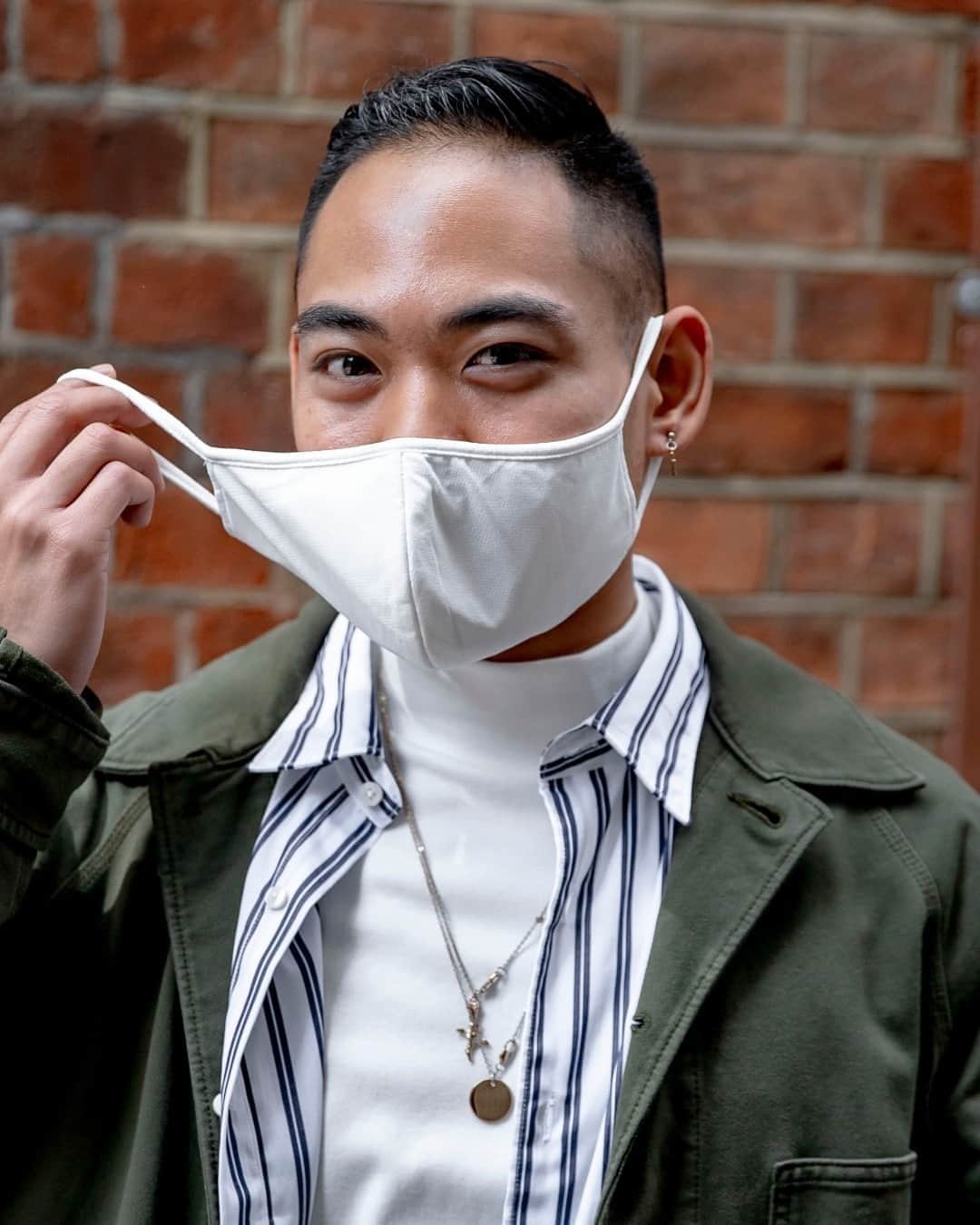 UNIQLO UKのインスタグラム：「Our AIRism masks are available online and in store now.  Developed using our AIRism fabric, the mask optimises protection and comfort in daily use. It features a triple-layer structure that includes anti-microbial and self-deodorising properties, the machine-washable mask wicks away moisture, releasing heat and absorbing sweat while maintaining a smooth feel all day.  #wearforall」