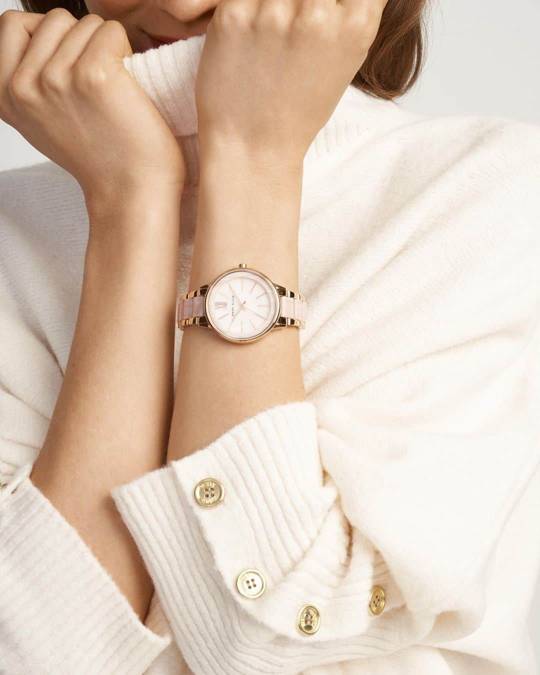 のインスタグラム：「Give your favorite timepieces a fresh pink flush for October. 💞 Support the @bcrfcure with our new #AKxPink collection. Available now on anneklein.com.」