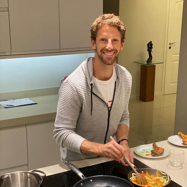 ロマン・グロージャンのインスタグラム：「Chef at work 👌👍🍴 #r8g #homesweethome」