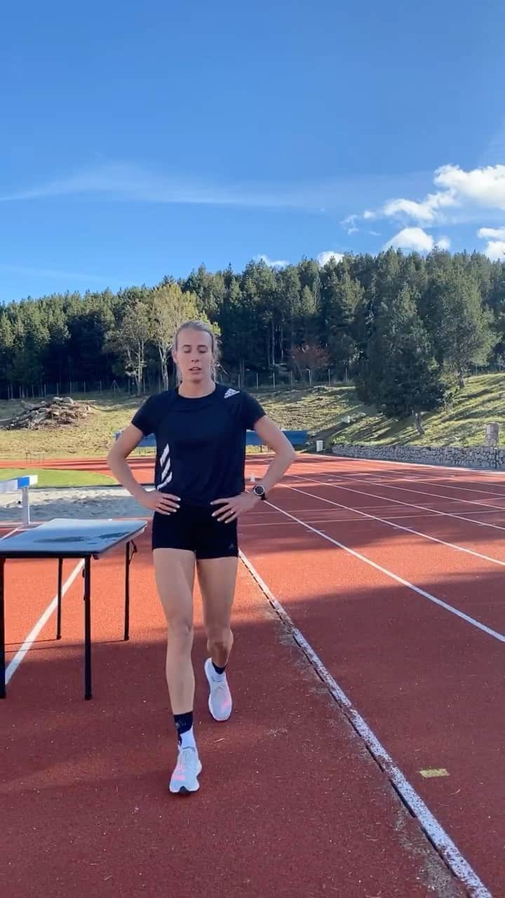 リンジー・シャープのインスタグラム：「Classic Monday - run, drills and sprints to get the week started 💥」