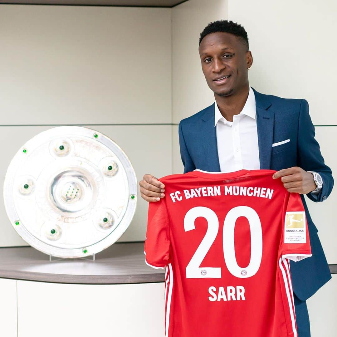 ブナ・サールのインスタグラム：「Fier et heureux de vous annoncer ma signature au @fcbayern ! 🙏🏾 Servus München 🔴⚪️ #miasanmia」