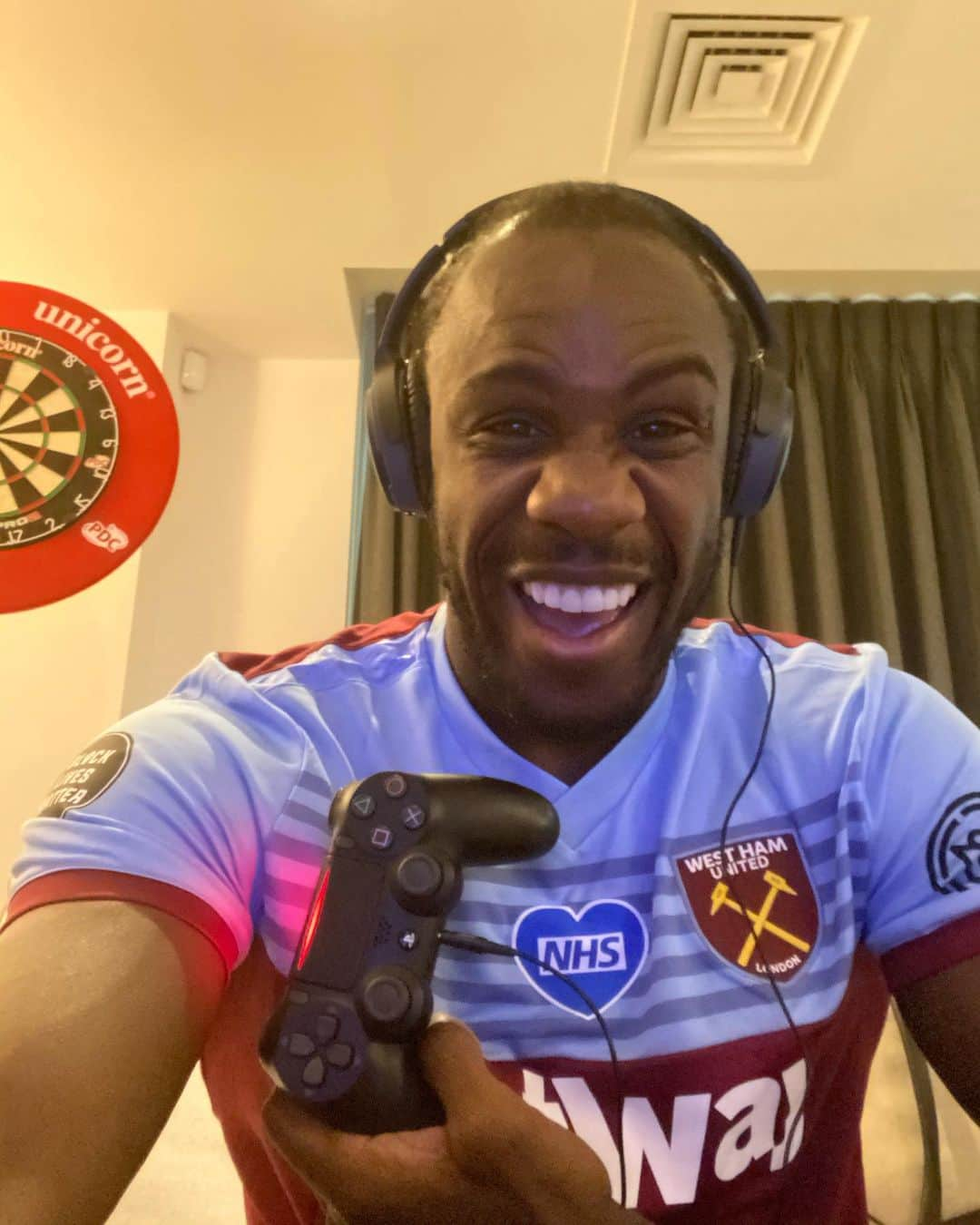 マイケル・アントニオさんのインスタグラム写真 - (マイケル・アントニオInstagram)「Time to find out who the ballers are! Join us now for the @twitch Fifa 21 tournament! Hit the link in my bio to watch 🎮 #Ad」10月6日 2時12分 - michailantonio