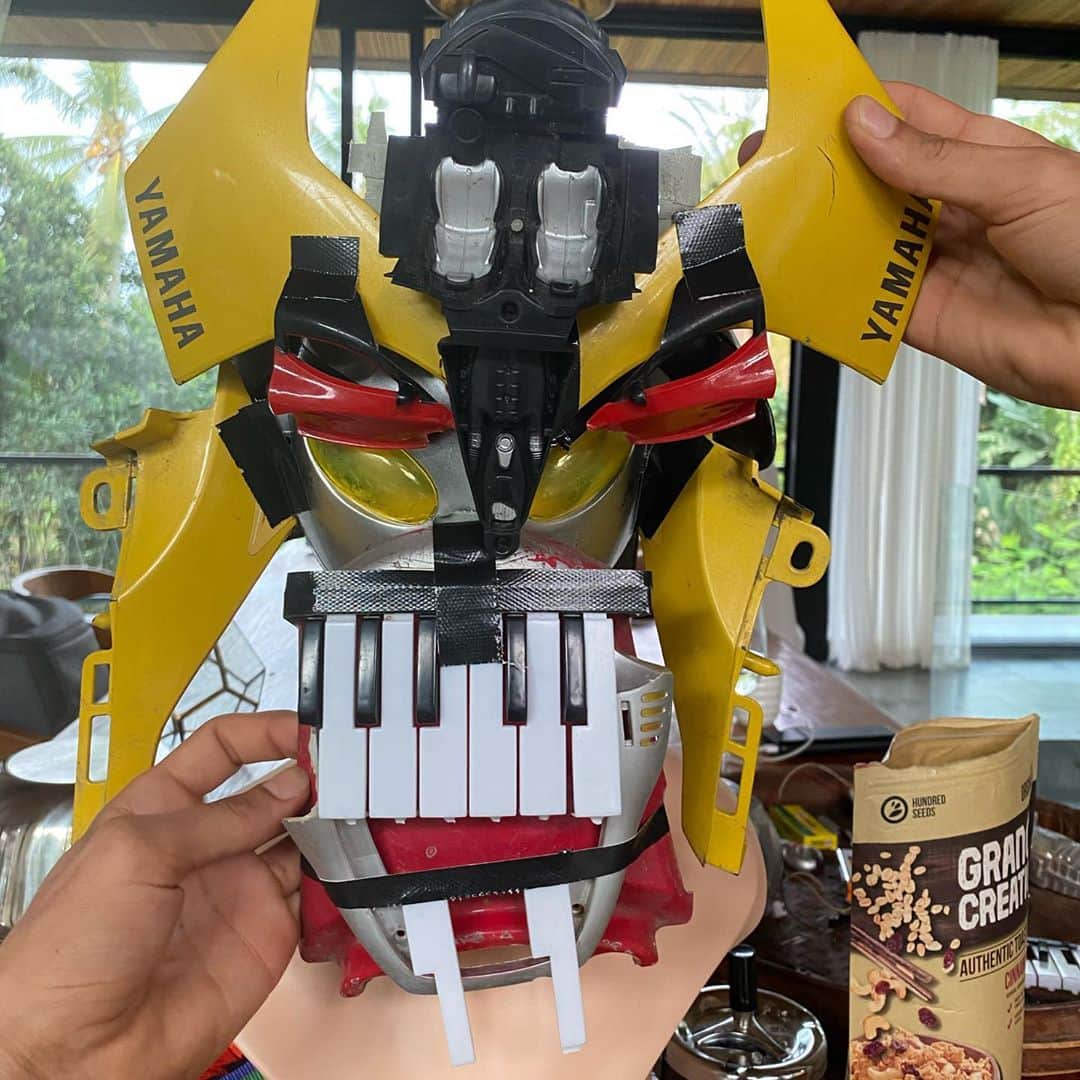 CROさんのインスタグラム写真 - (CROInstagram)「I was working only on this Transformer for two weeks. Thanks Superglue!」10月6日 2時12分 - cro
