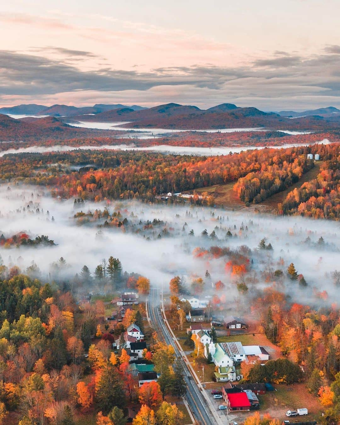 PolarProさんのインスタグラム写真 - (PolarProInstagram)「Photo of the Day: Autumn mornings  Shot on #DJI #Mavic2Pro #CinemaSeries VND 2-5 📸: @derekrliang」10月6日 2時15分 - polarpro