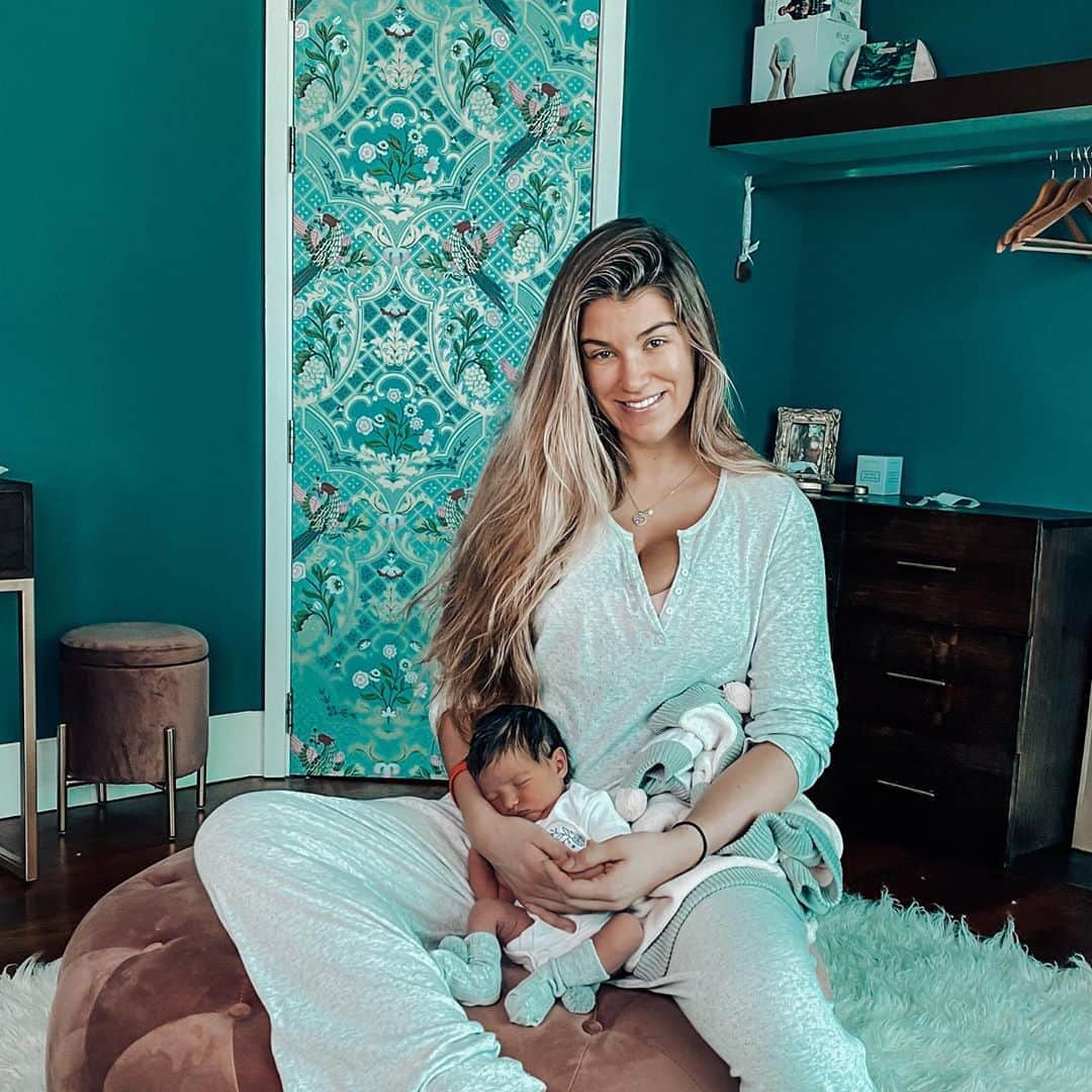 のインスタグラム：「When she was dis teeny weeeny and I was THAT tired 💤 😭 #thenandnow My girl was #9monthsold yesterday ... So here she is at 3 Days Old ... Vs her when we shot our #giveaway post last week in the same spot !  🌟🌟🌟 So now to announce who our winner is !! Firstly a massive thank you to everyone who entered , tagged , reposted and supported my #mummygiveaway ! The response was just phenomenal 🌟🌟🌟 But their can be only one winner and that lucky person is ...... @sophie_justine_   CONGRATULATIONS!!! ❤️❤️❤️ I hope the prizes make you and your family very very happy ! Look out for a DM from @envy_giveaways 🍀」