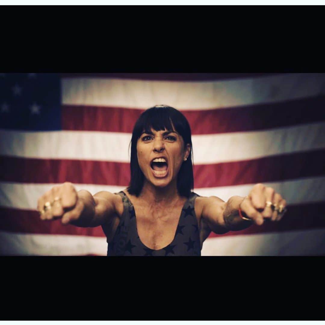 コンスタンス・ジマーのインスタグラム：「#mondaymood  VOTE PLEASE! Make sure you’re registered please! Text VOTER to 26797 #iamavoter」