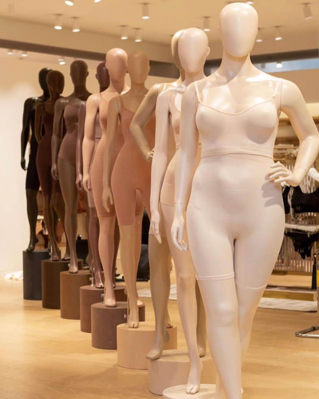 クリス・ジェンナーさんのインスタグラム写真 - (クリス・ジェンナーInstagram)「@skims is now available both in-store and online at @theofficialselfridges !! So proud of you @kimkardashian 🎉 Shop Kim’s shape-wear solutions now at SELFRIDGES.COM #Skims #Proudmama」10月6日 2時20分 - krisjenner