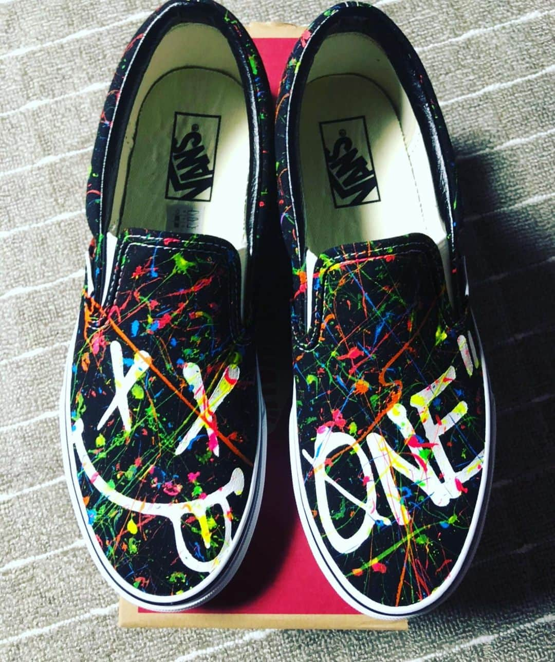 峰竜太さんのインスタグラム写真 - (峰竜太Instagram)「"ONE"VANSカスタムスリッポン完成！ #注文販売 #vansスリッポン #カスタムペイント #世界に一つ」10月6日 2時22分 - ryuta.4320