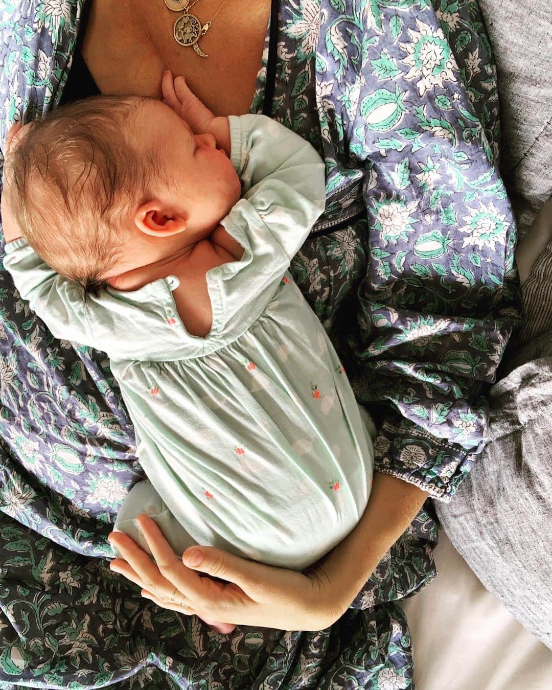 サラ・ライトさんのインスタグラム写真 - (サラ・ライトInstagram)「The snuggle is real. #postpartum」10月6日 2時37分 - swrightolsen