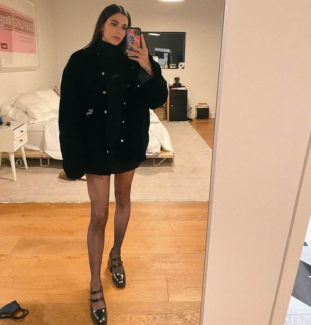ローレン・ペルツのインスタグラム：「Found my legs... and my mask.」