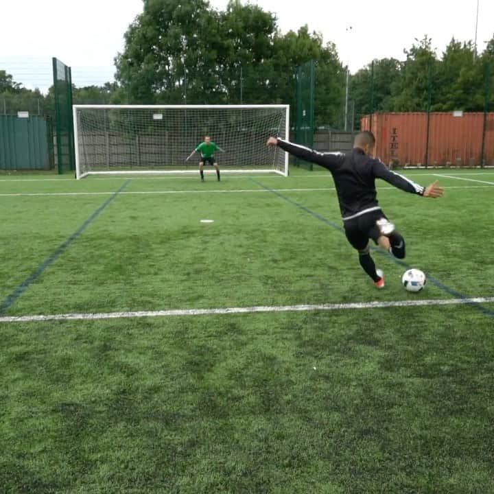 F2Freestylersのインスタグラム：「What’s better the skill or the strike? 🤩💥」