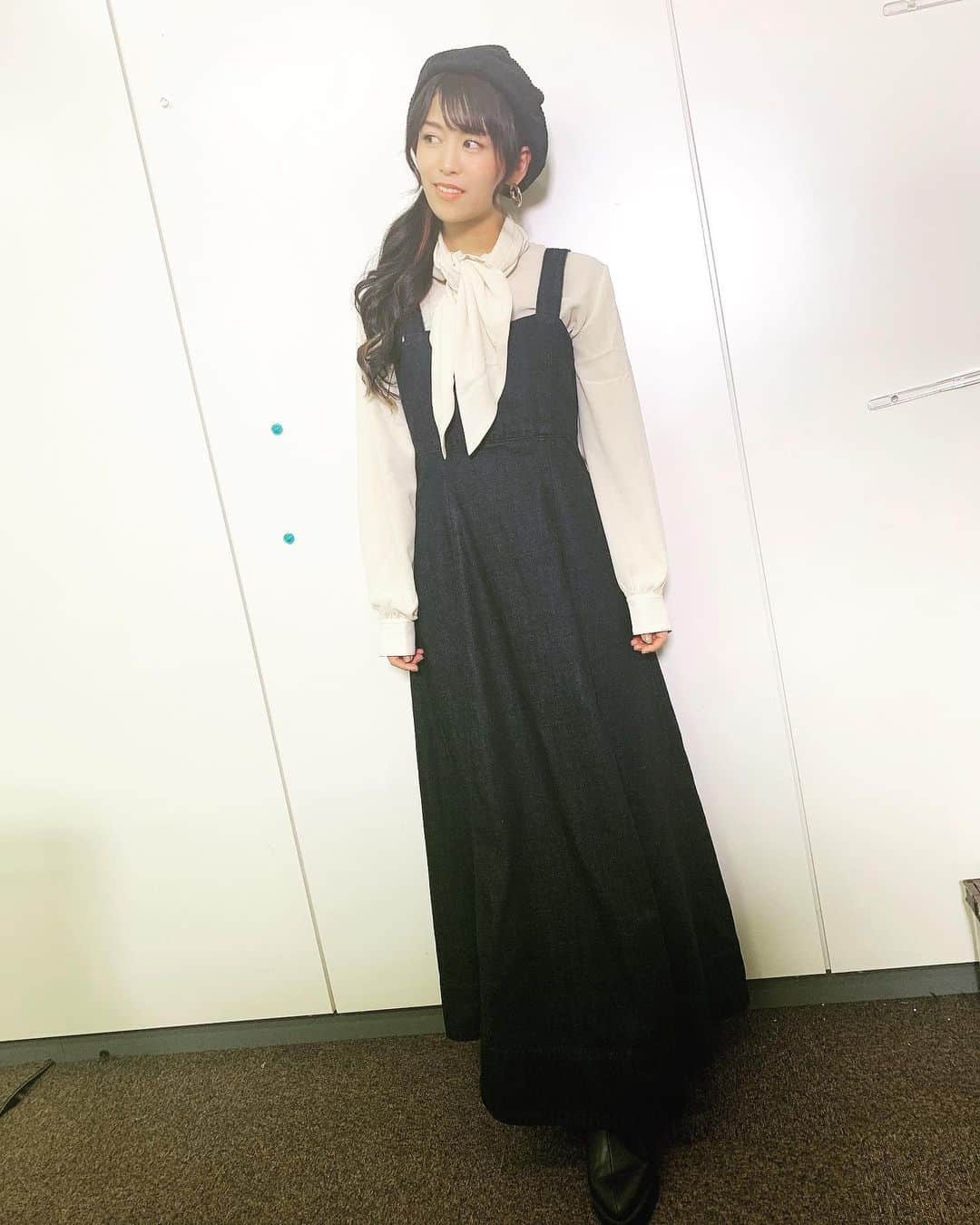 相羽あいなのインスタグラム：「ブシ食べのコーデ👗✨ デニムワンピに白のブラウス可愛い♡ #ベビースター  #好きな味はソース味 #デニム素材はやっぱ可愛い  #デニムワンピの色迷ったな　 #去年買った靴 #くどはるとオソロの靴」