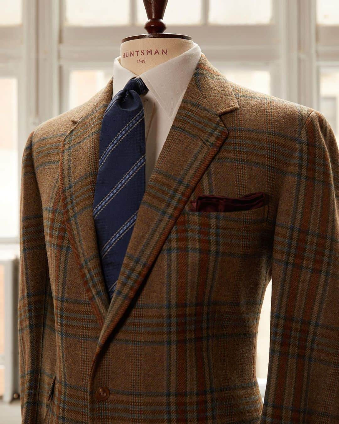のインスタグラム：「Gregory Peck was one of Hollywood’s greatest and most debonair film stars with a career that spanned over 60 years. His patronage of Huntsman commenced in 1953 and was to last for five decades.  Peck was a great lover of tweed, which was very much part of his off-camera signature style. Featuring in a range of exclusive Huntsman House Tweeds from 1962, this coat was commissioned by Gregory Peck for a classic Huntsman sports coat in an exclusive cloth.  Discover the world of Huntsman bespoke via the link in bio and book your appointment with us at 11 Savile Row or W57th Street New York  #HuntsmanSavileRow #HuntsmanNewYork #Bespoke #GregoryPeck #tweed #tailoring #huntsmantweed #bespoketailoring」