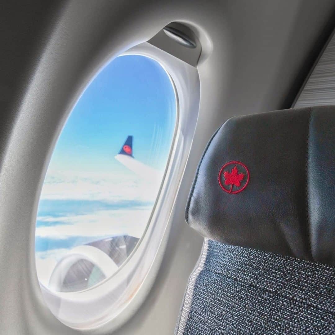 AIR CANADAさんのインスタグラム写真 - (AIR CANADAInstagram)「Take a seat and enjoy the view, our crew is ready to welcome you onboard whenever you’re ready to fly.   📸 : @lairdkay . . Prenez place et admirez la vue! Notre personnel se fera un plaisir de vous accueillir à bord dès que vous serez prêts à prendre l’avion.   📸 : @lairdkay」10月6日 3時00分 - aircanada