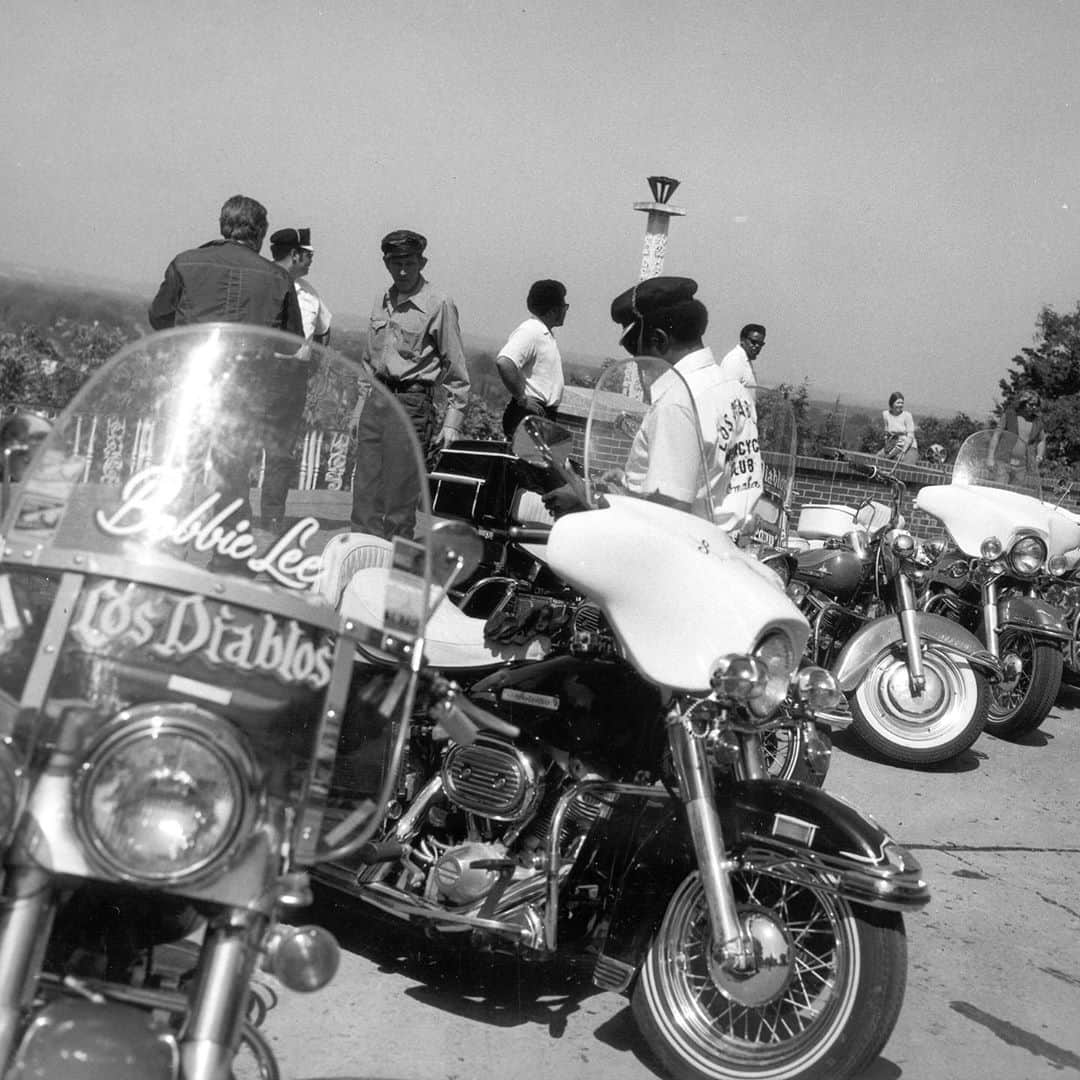 Harley-Davidson Japanさんのインスタグラム写真 - (Harley-Davidson JapanInstagram)「熱き想いを繋げて。#ハーレー #harley #ハーレーダビッドソン #harleydavidson #バイク #bike #オートバイ #motorcycle #歴史 #history #LosDiablosmotorcycleclub #Omaha #LetsRide #自由 #freedom」10月6日 3時11分 - harleydavidsonjapan