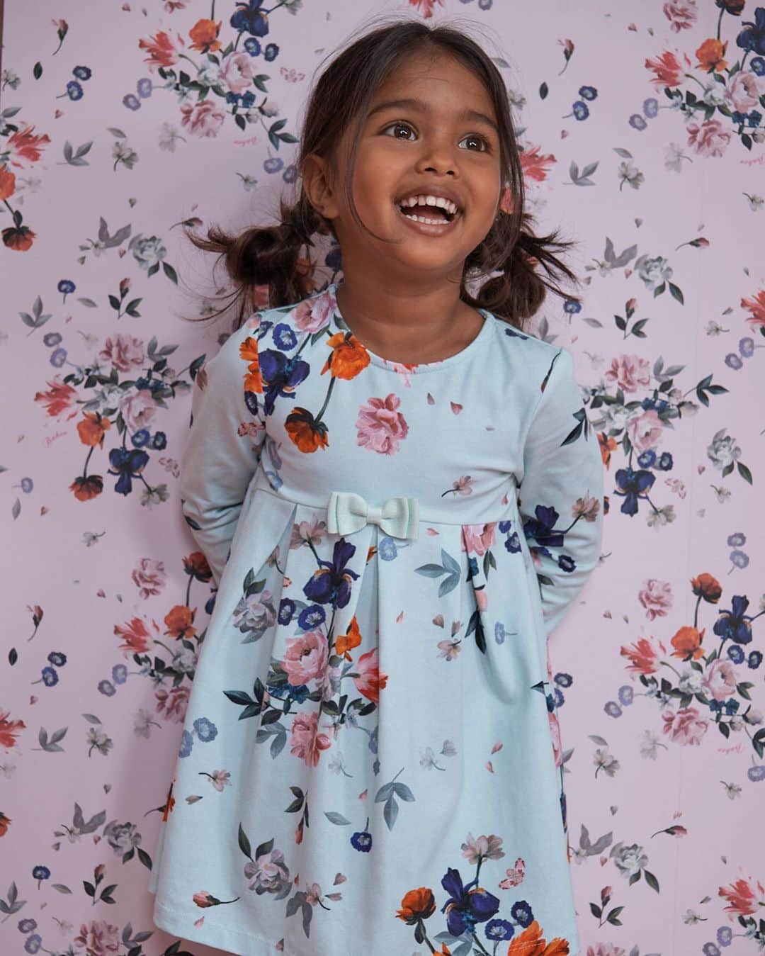 Nextさんのインスタグラム写真 - (NextInstagram)「NEW season @ted_baker has landed! Get set for pretty pastels, flouncy florals and bold prints AKA something to see the little ones through autumn and beyond… ✨Tap to shop 🔎: Floral Print Dress: 277-372 Pink Floral Dress: 214-318 Cobalt T-Shirt: 271-459 Ruffle Floral Dress 282-083 #BrandsAtNext #tedbaker #kidsoutfits」10月6日 3時04分 - nextofficial