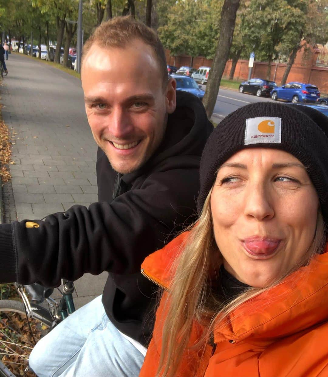 Verena Faisstのインスタグラム：「Ääääääääätschi Bääääätsch! 👅  Stadtteilkunde mit @schweersi85 🍂😁🧡 #giasing #couplegoals #bestman #biketour #watchingsoccer #love #lifeisgood #coolkids #coolandthegang #brandbuddy 😎」