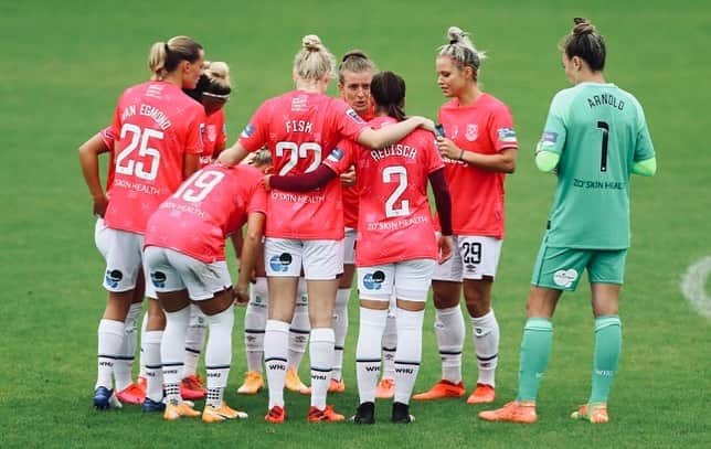 エミリー・バン エグモンドのインスタグラム：「Focusing on the next ⚽️#breastcancerawareness 💕」