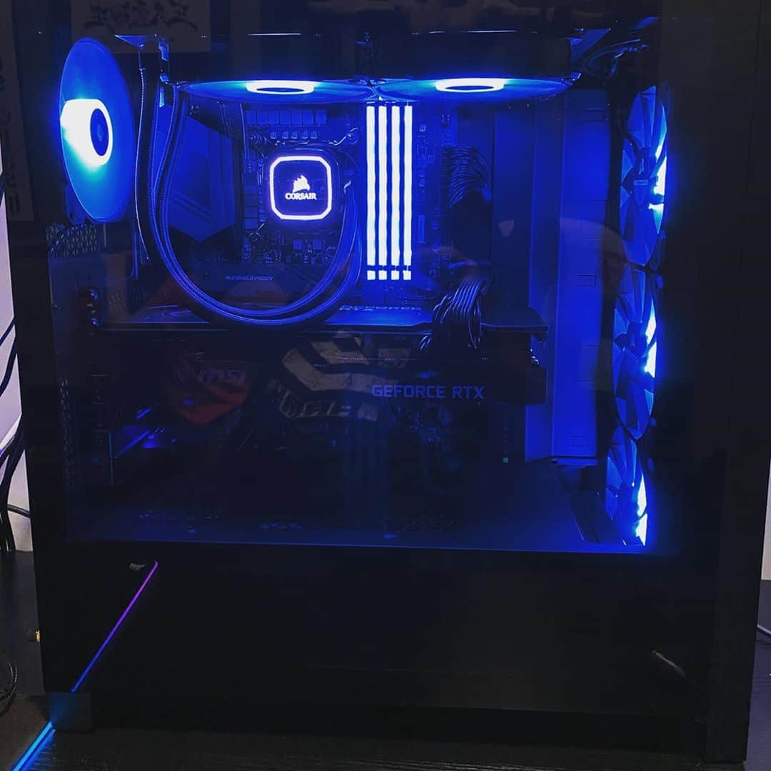 アレン・ジョーンズのインスタグラム：「I’ve had the Corsair Vengeance i7200 series with the i9 processor and the much talked about Rtx 3080 for less than 24 hours.  I’m loving it.  The case the custom cooling the power all at a much more affordable price. This to me is the most value for your money. @corsair」